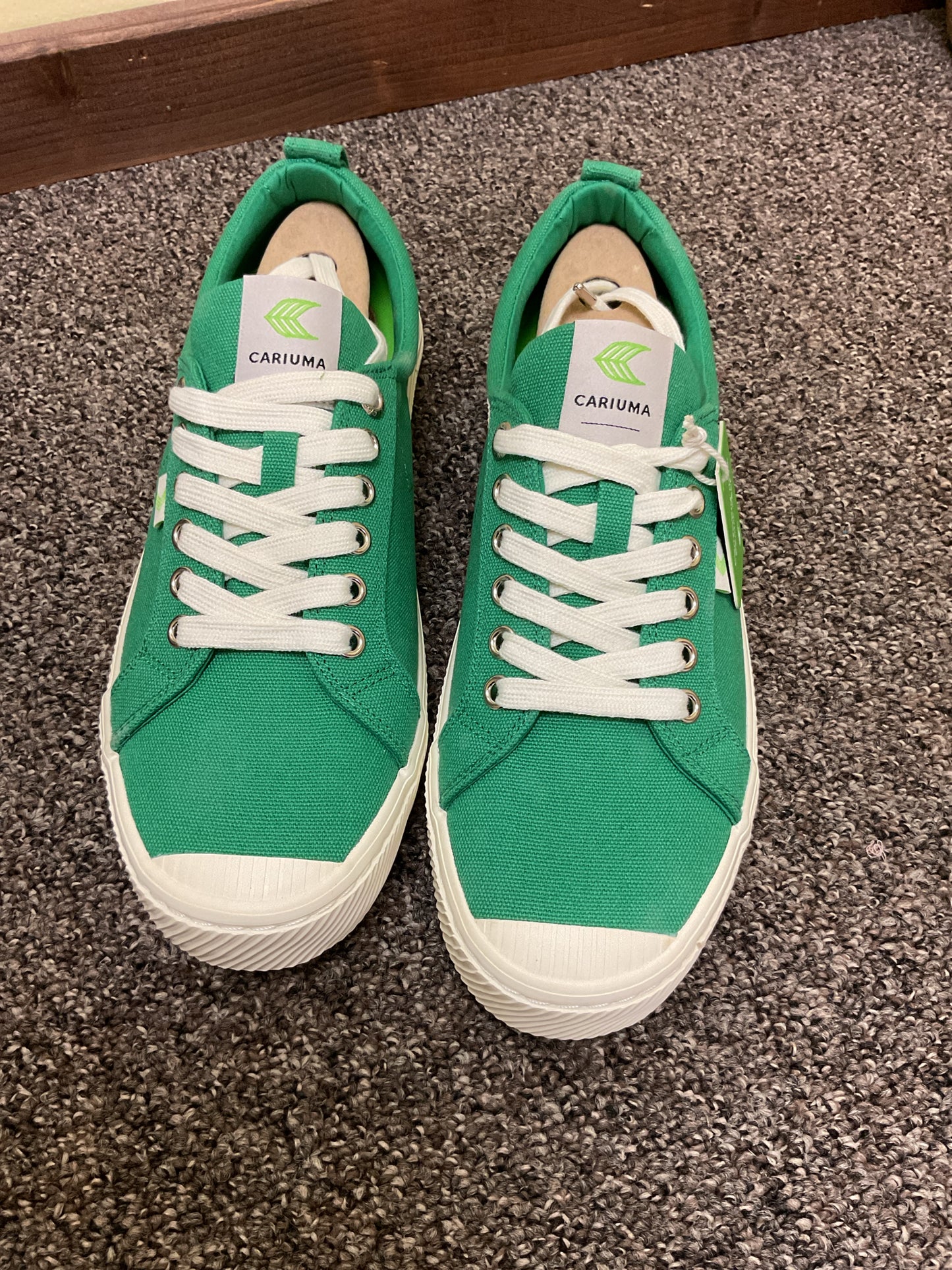 Cariuma 10.5 Green shoes New in box sneakers