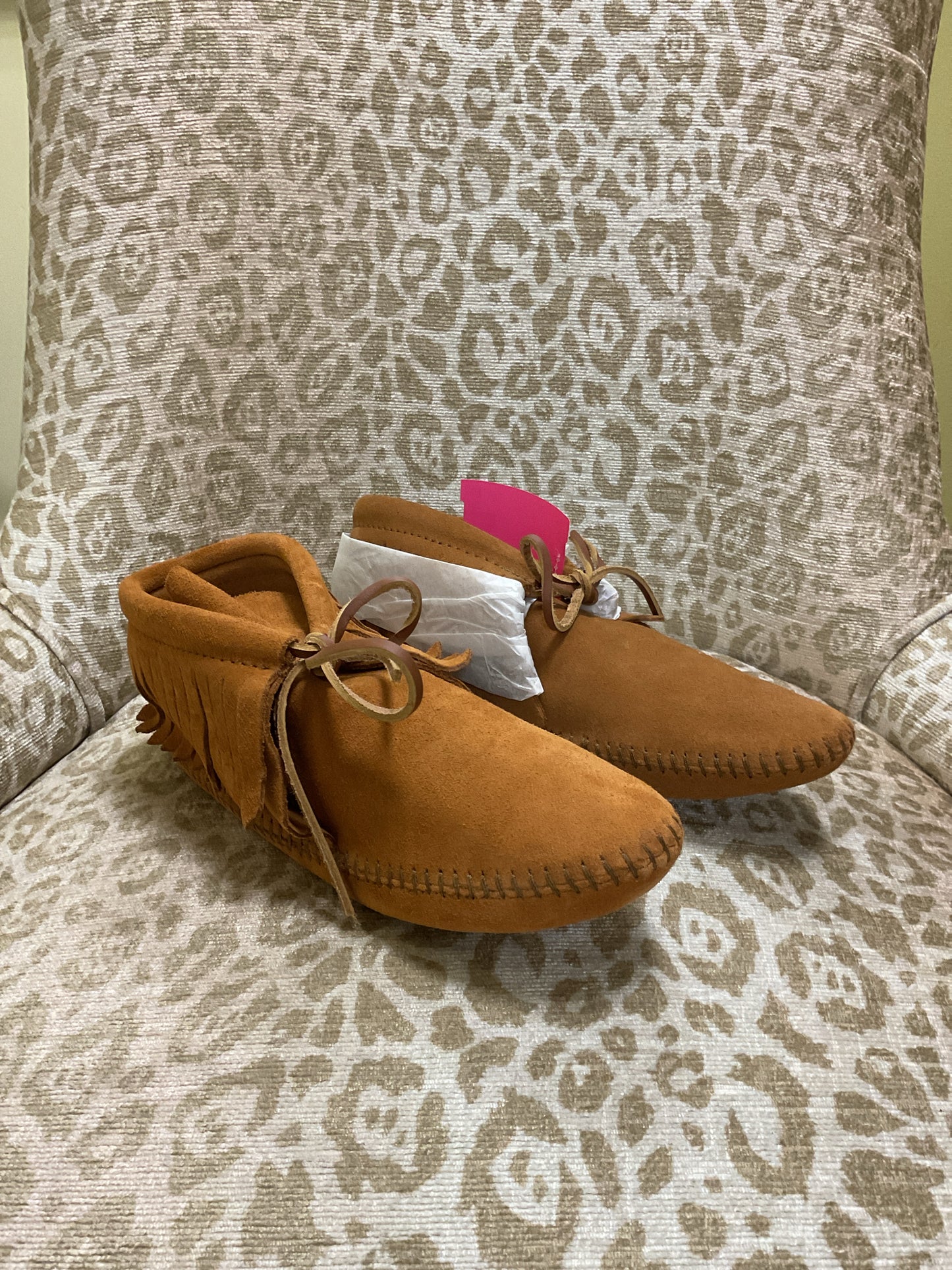 Minnetonka 6 Tan shoes