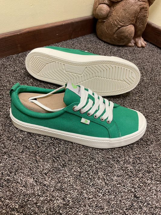 Cariuma 10.5 Green shoes New in box sneakers
