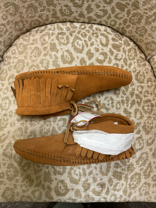 Minnetonka 6 Tan shoes