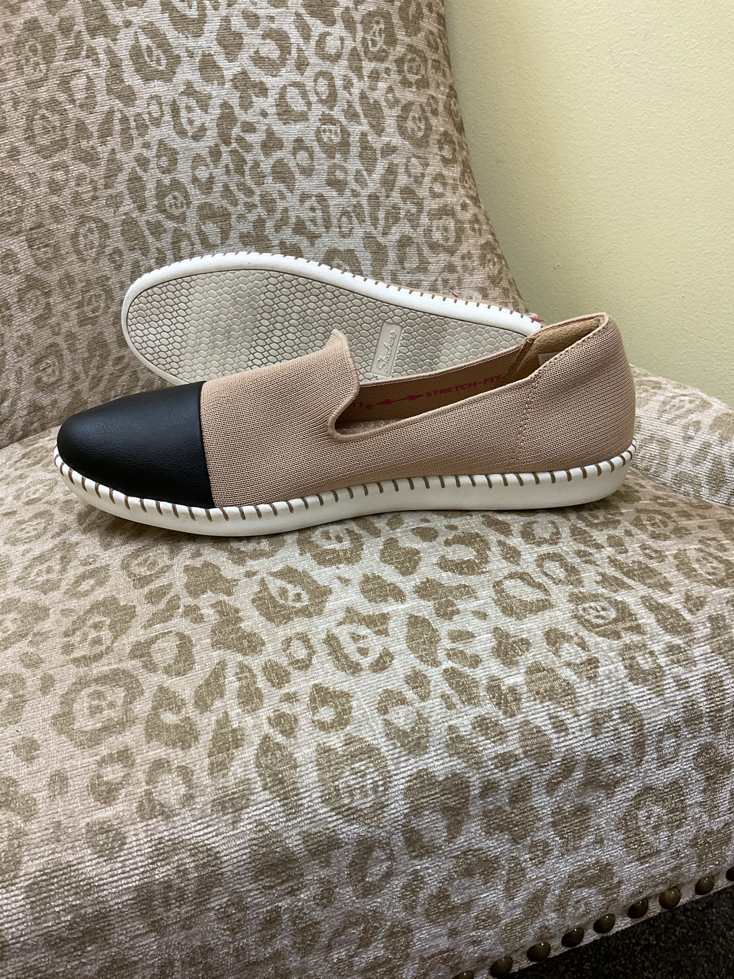 Skechers 10 Tan shoes