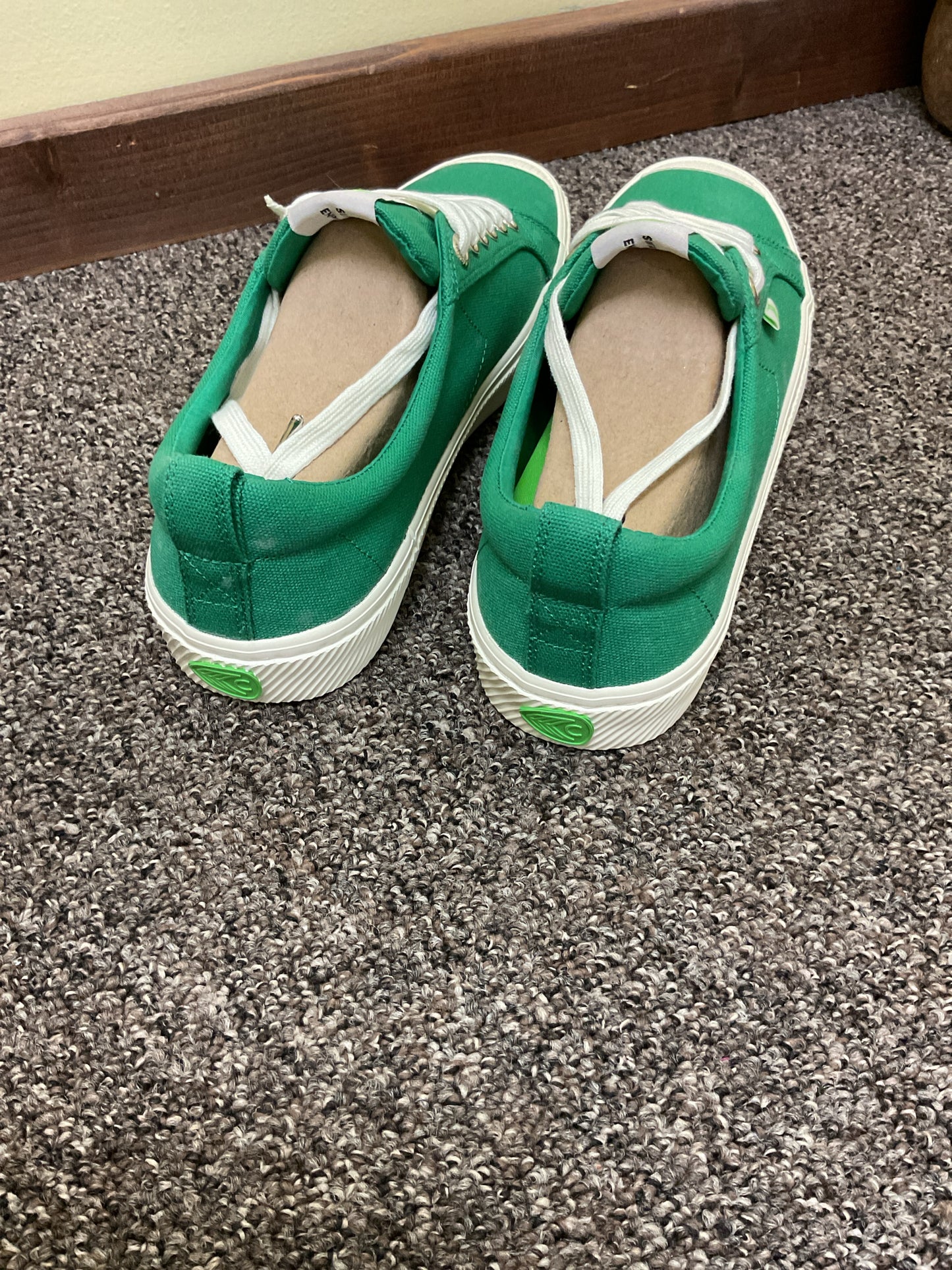 Cariuma 10.5 Green shoes New in box sneakers