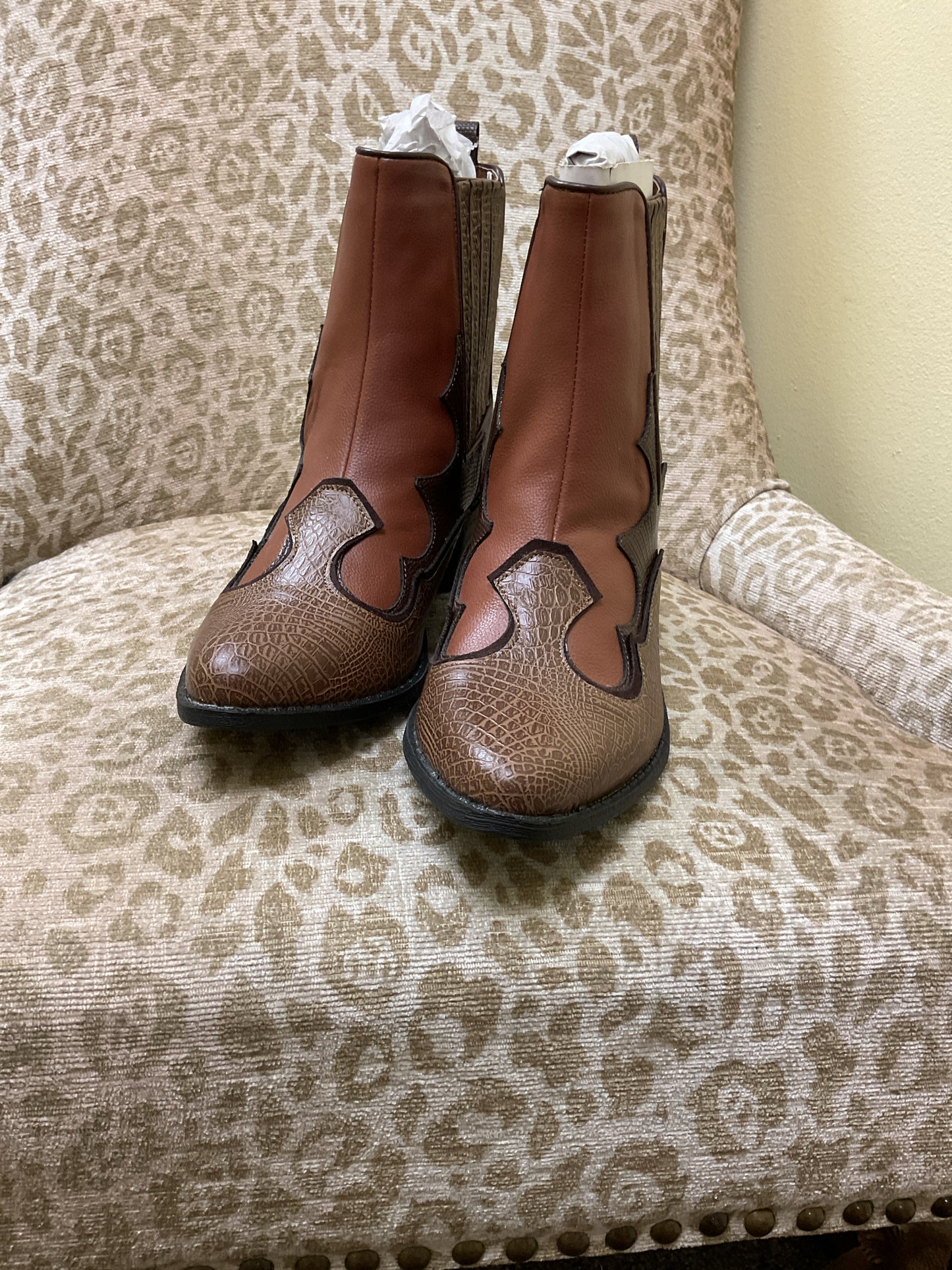 Coconut 6 Brown Boots western new in box