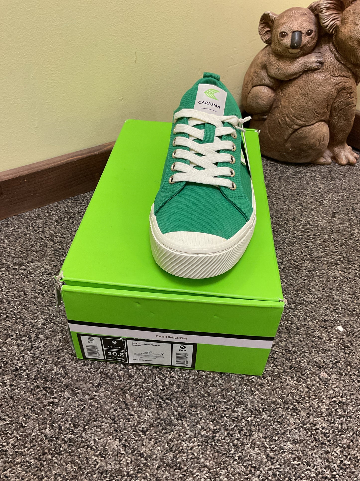 Cariuma 10.5 Green shoes New in box sneakers
