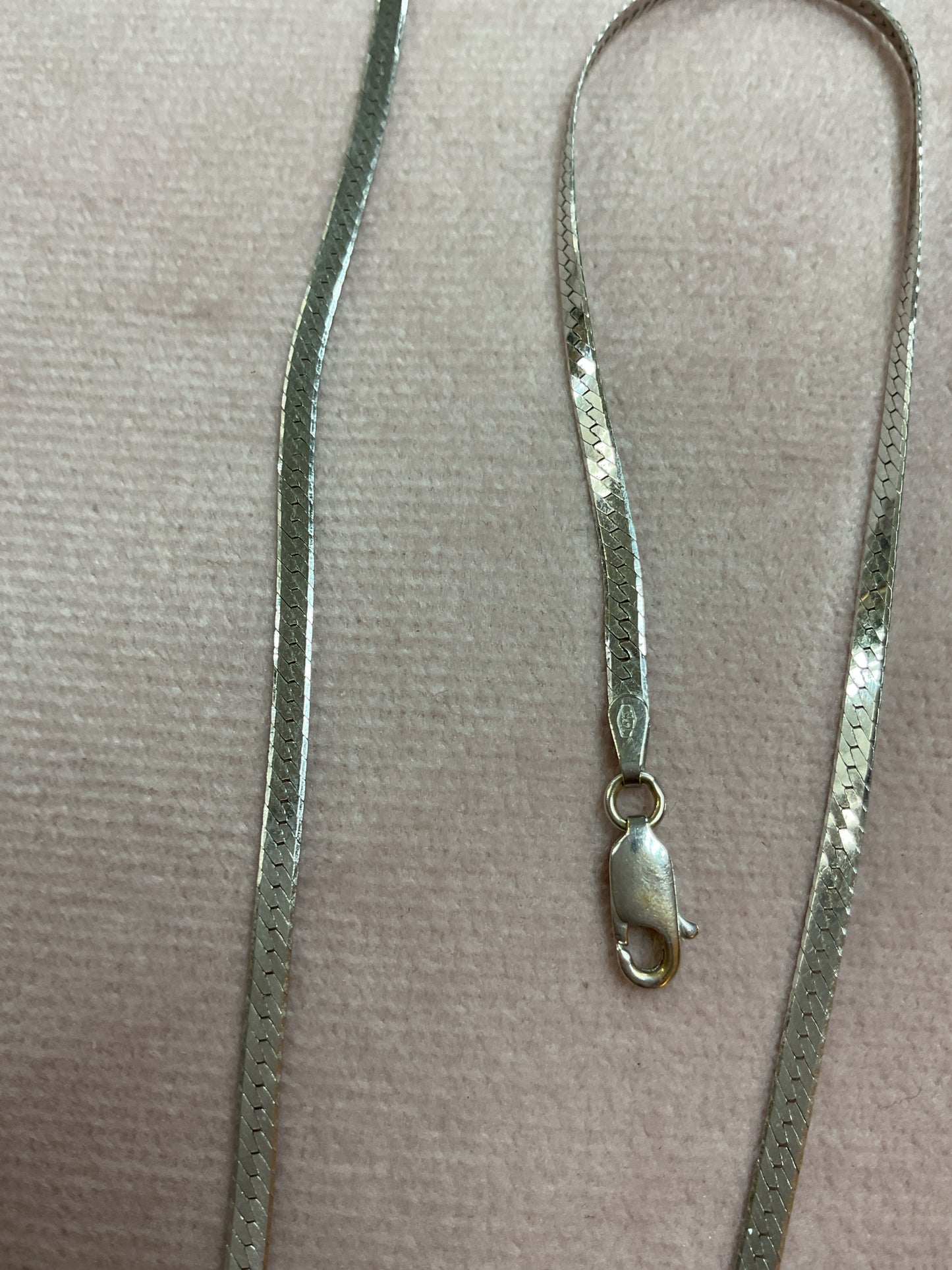 14K Necklace 5.1g herringbone white gold 18"