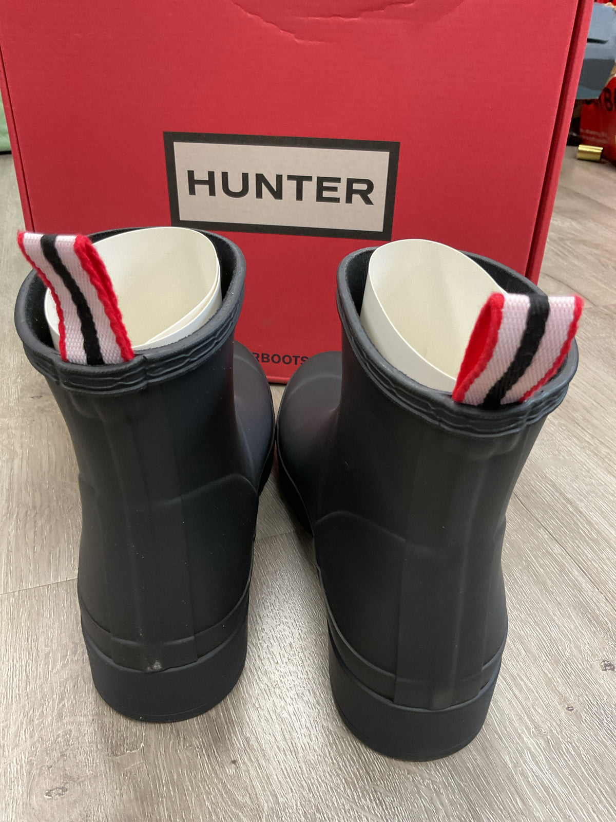 Hunter 6 Black Boots New in boc short