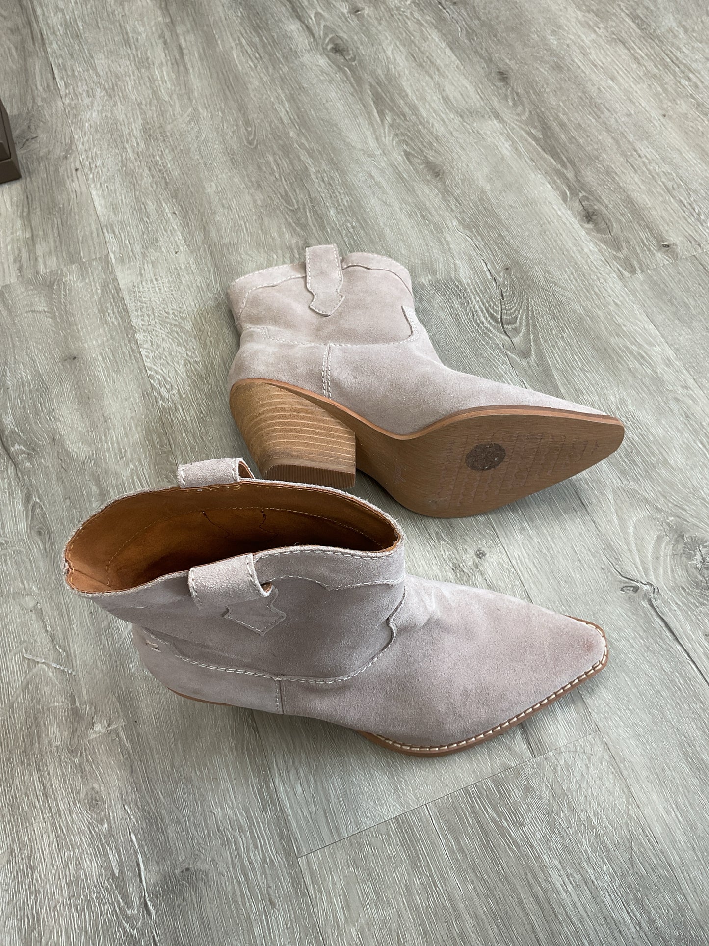 Zodiac 7.5 Gray Boots