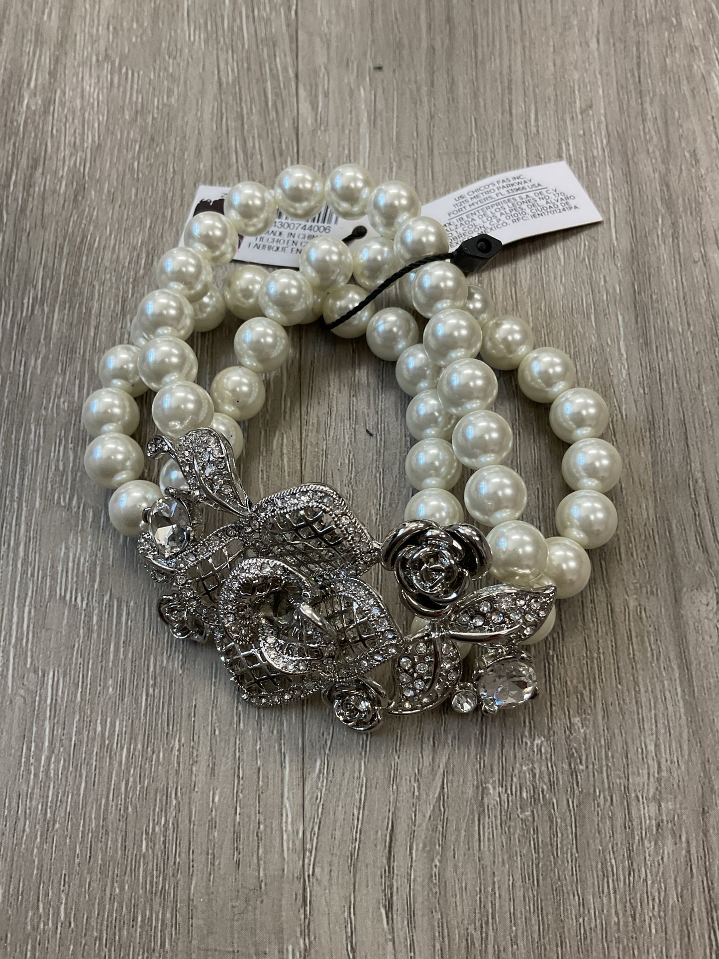White House Bracelet stretch faux pearls and silver rhinestone flower