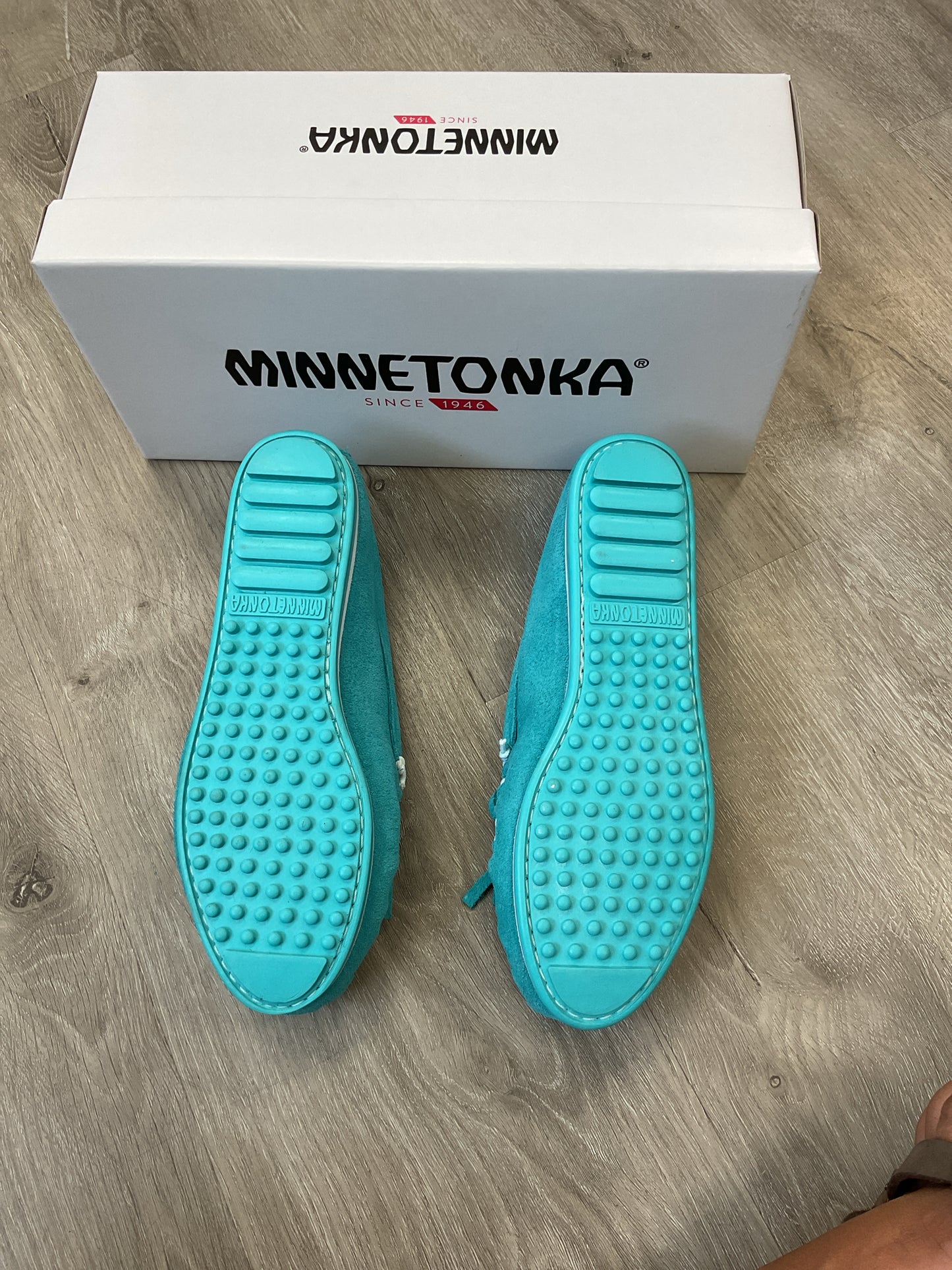 Minnetonka 7 Aqua shoes New moc