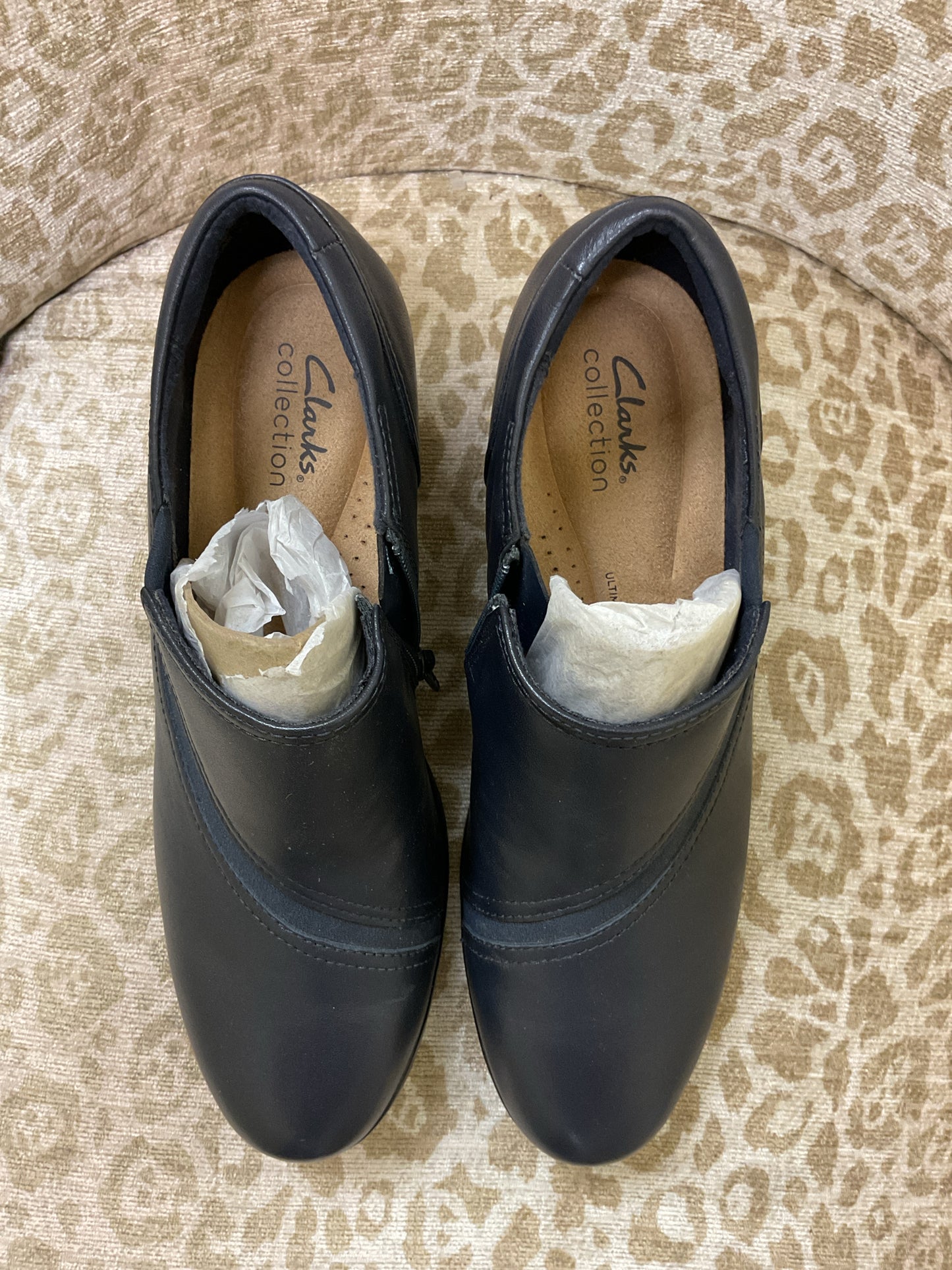 Clarks 9.5 Navy Boots heeled booties New inside zip comfort