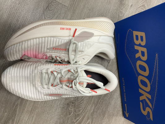 BROOKS 9 White shoes Revel Max New Coconut