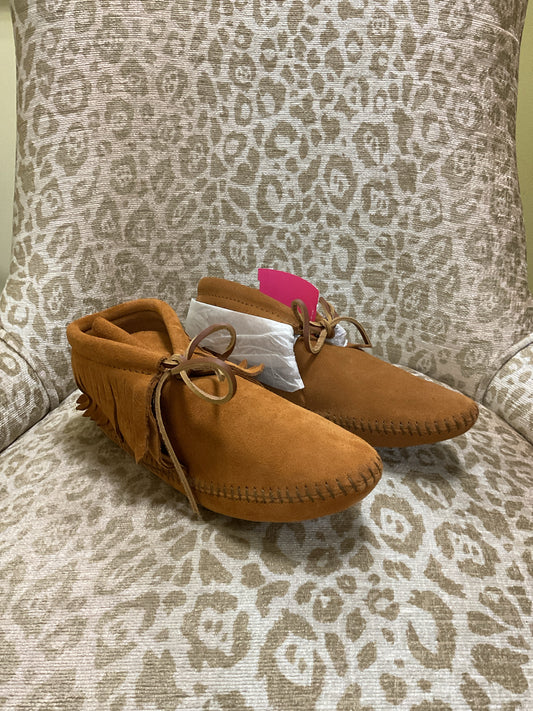 Minnetonka 6 Tan shoes