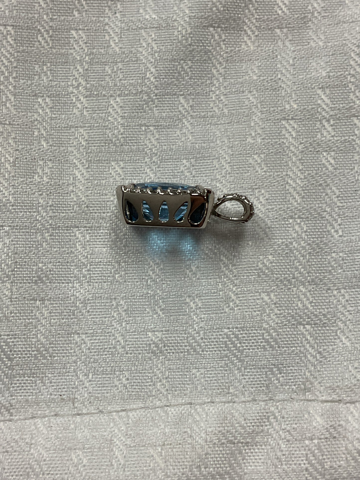14K Pendant blue topaz diamond