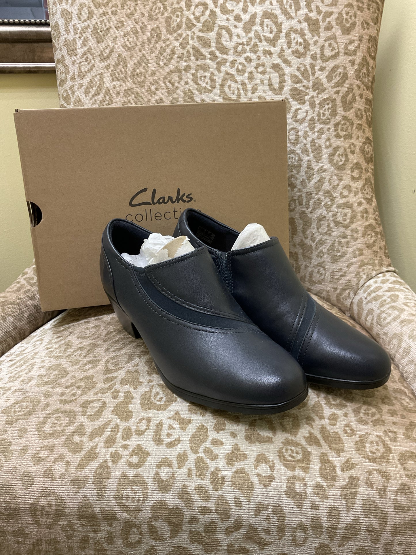 Clarks 9.5 Navy Boots heeled booties New inside zip comfort