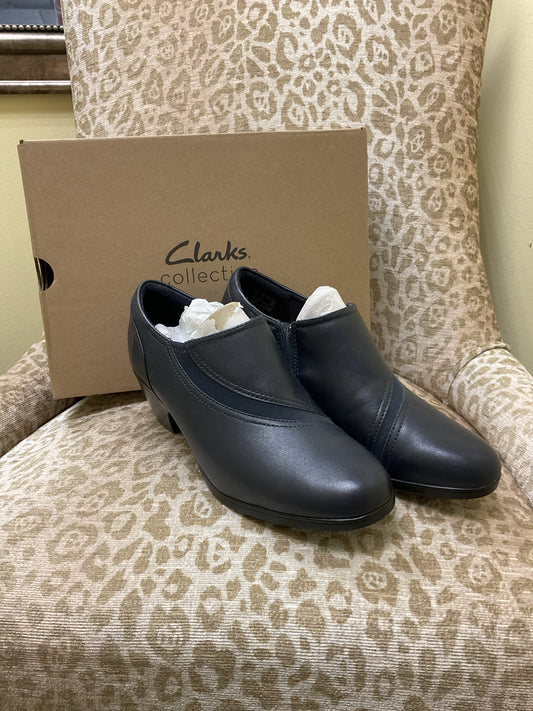 Clarks 9.5 Navy Boots heeled booties New inside zip comfort