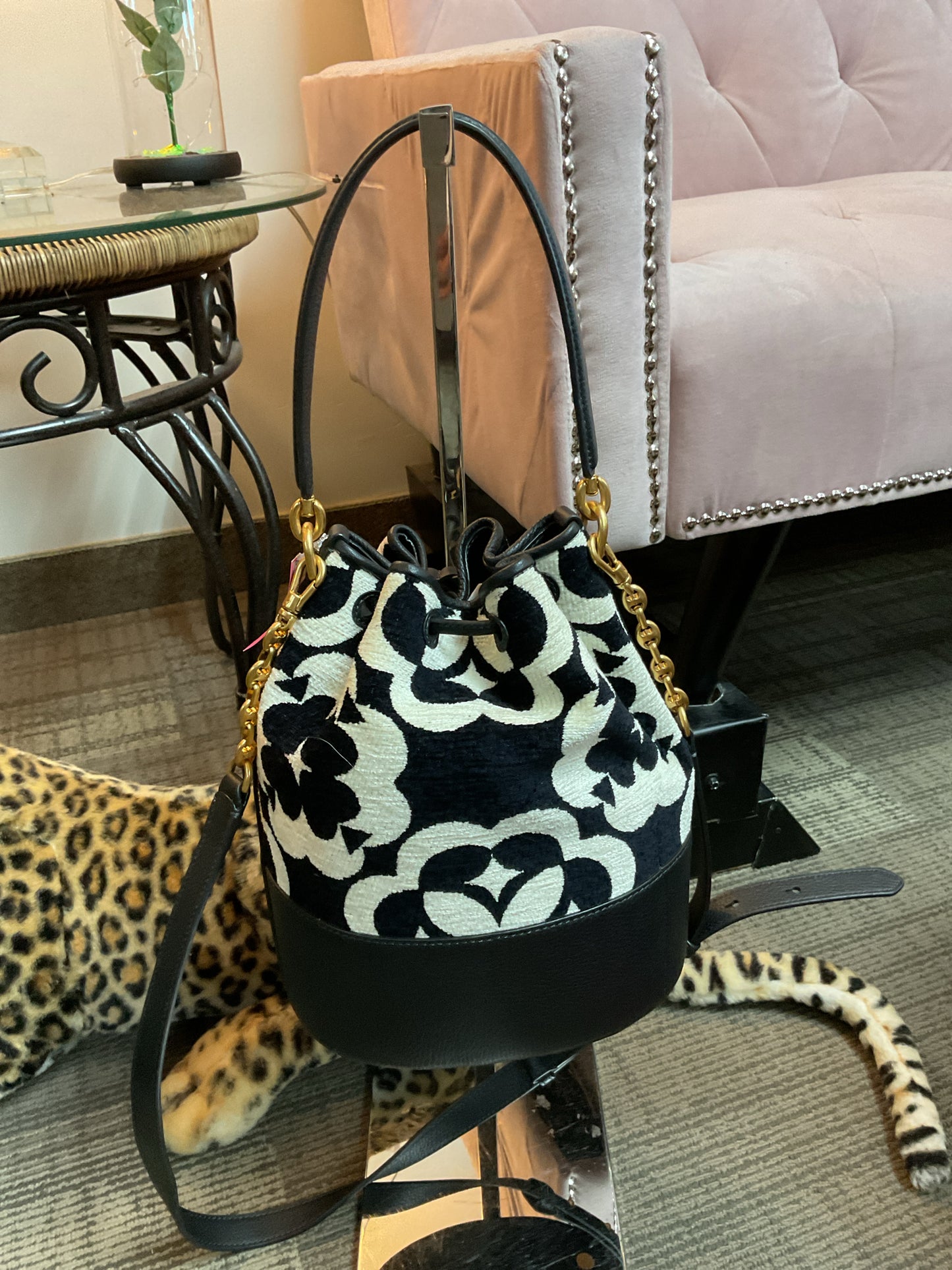 Kate Spade Purse Gramercy Spade Flower Medium bucket black and white