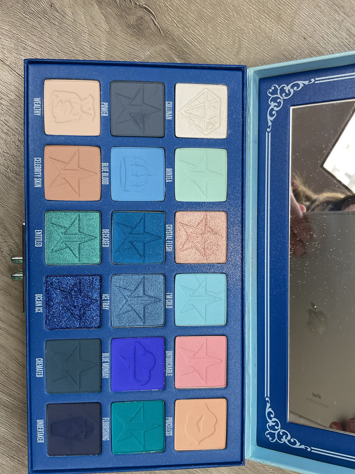 Eyeshadow Jeffree Star Blue Blood sampled a couple times