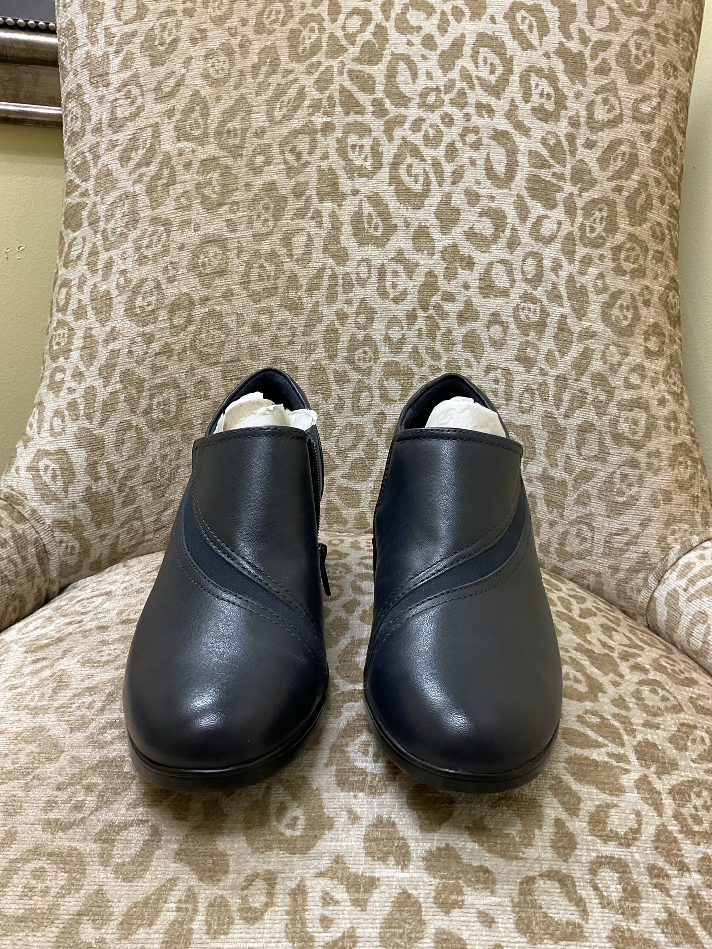 Clarks 9.5 Navy Boots heeled booties New inside zip comfort
