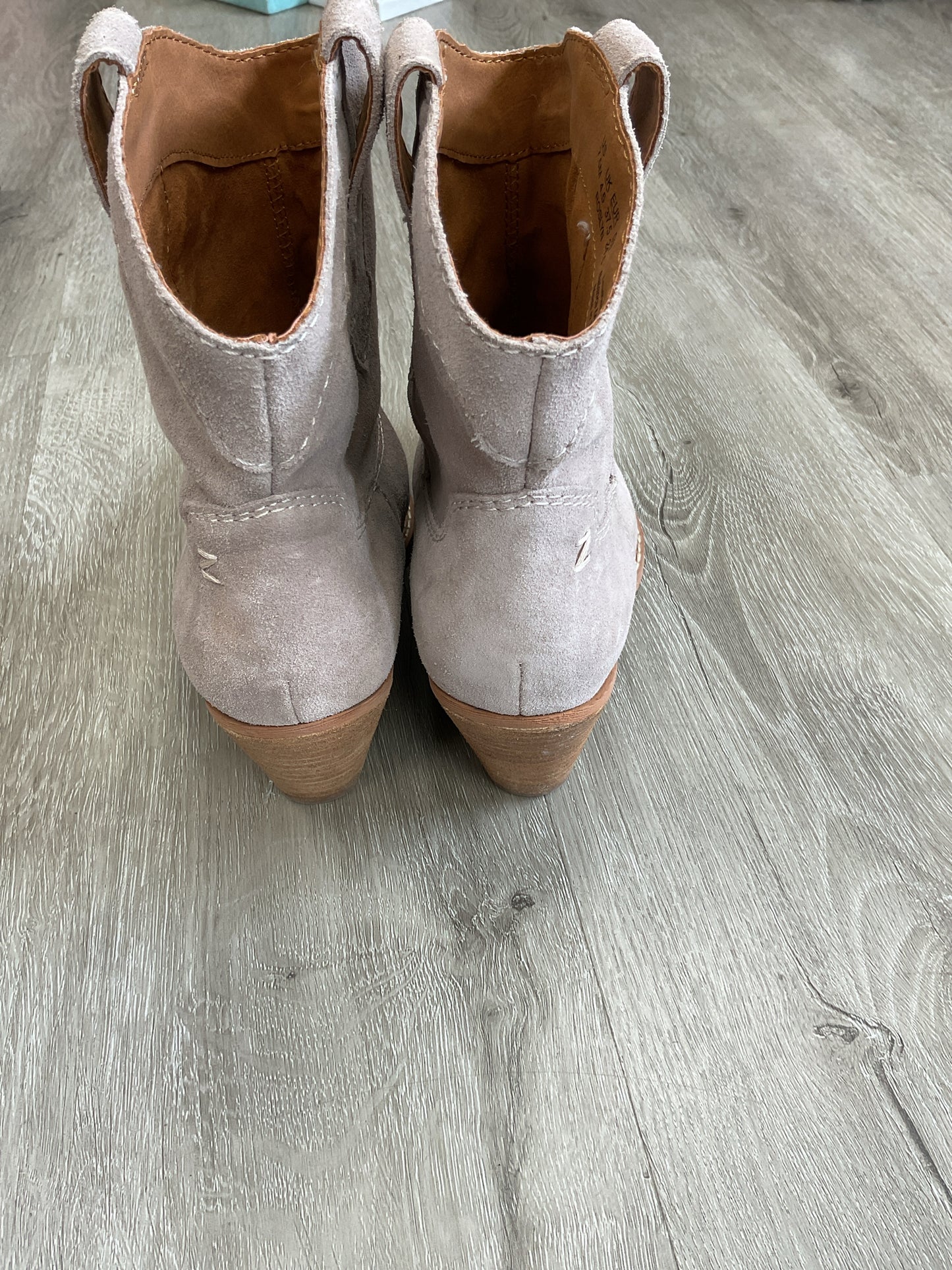 Zodiac 7.5 Gray Boots