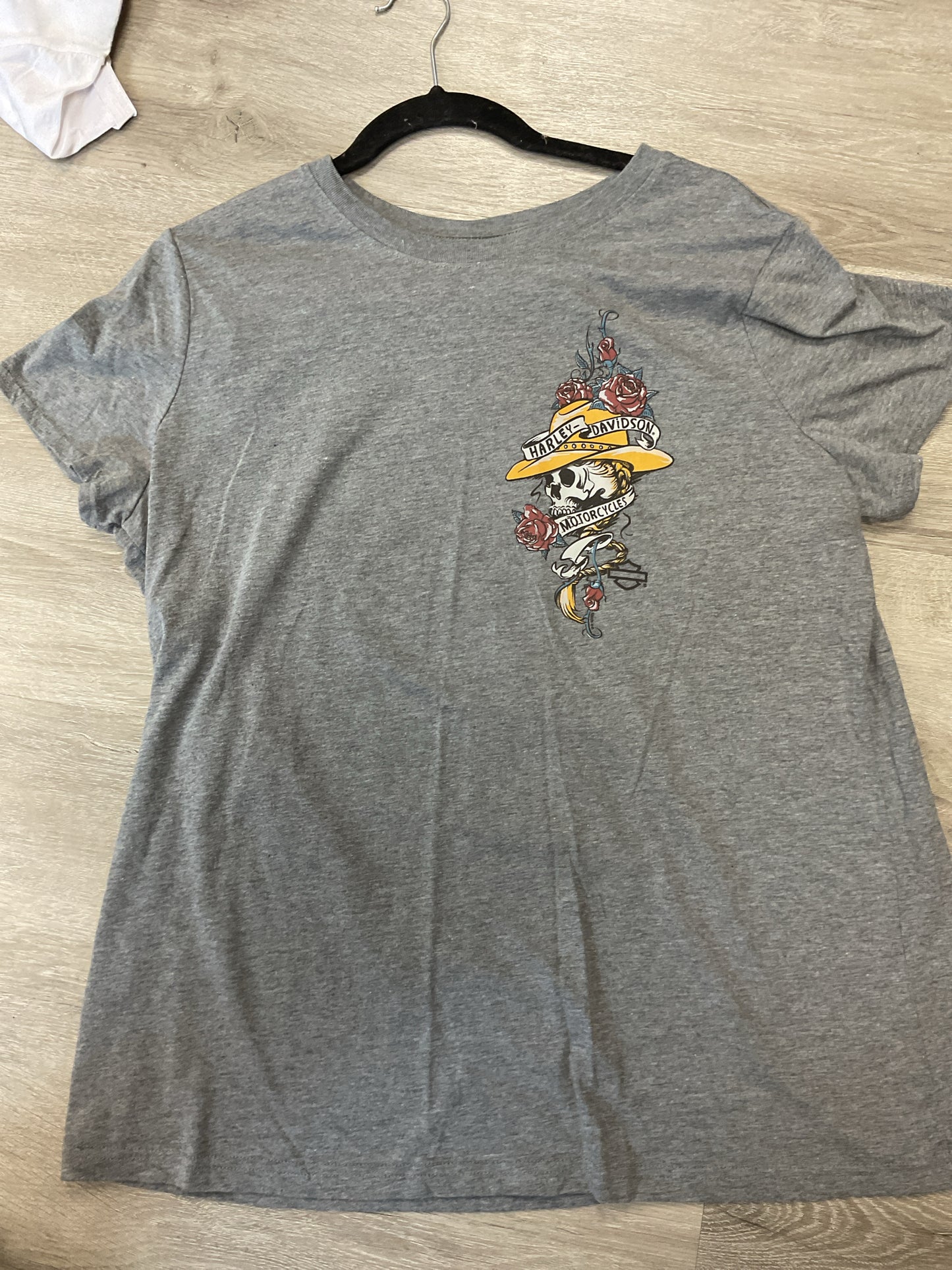 Harley Davidson Size XL Gray Shirt ladies yellow hat skull