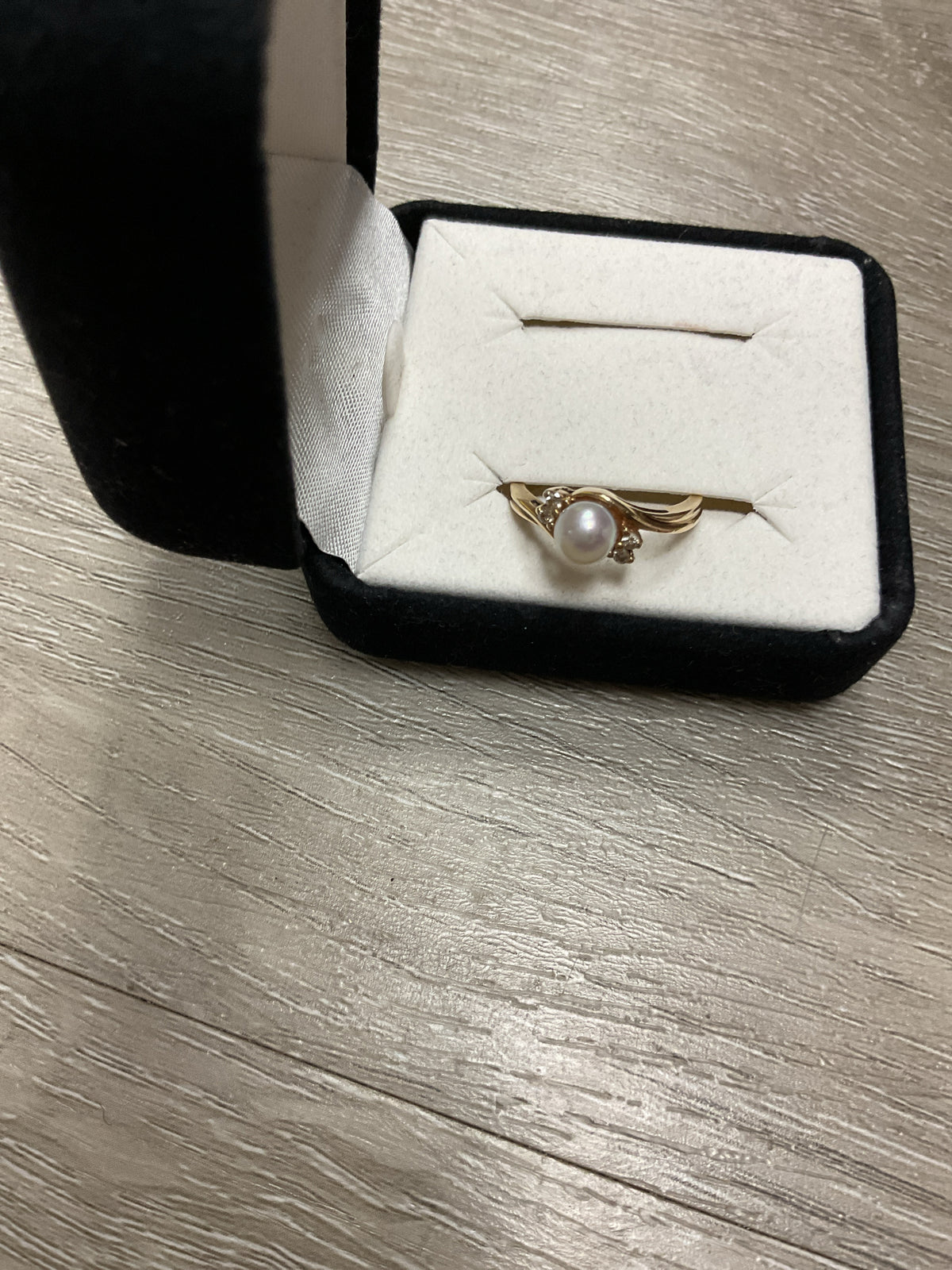 10K Ring size 5.75 pearl and diamond accent yellow gold ring 2.4g