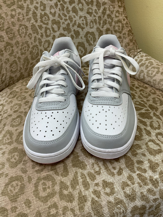 Nike size 7 Court Vision Low shoes