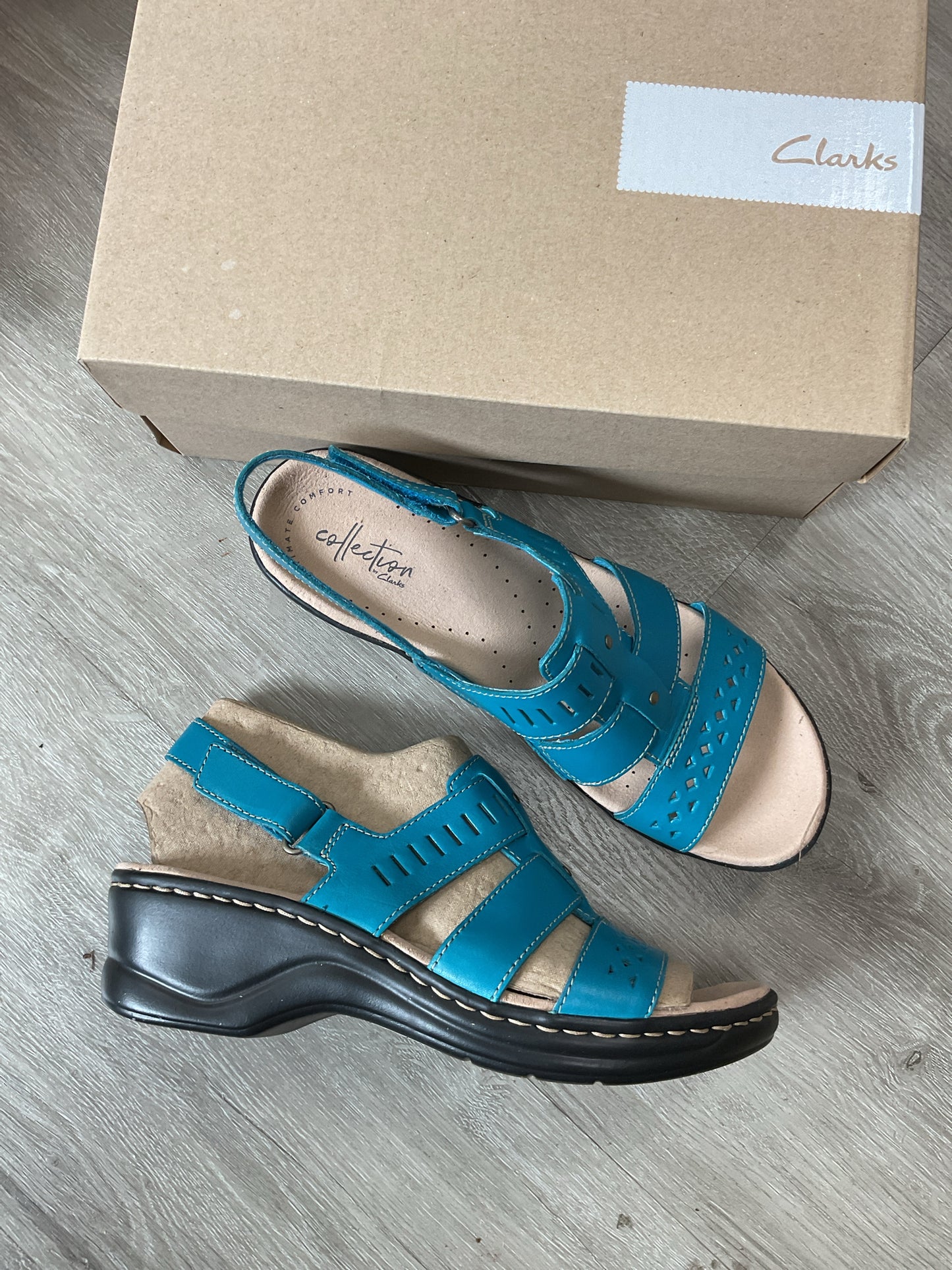 Clarks 8.5 Aqua Sandals leather New in box comfort