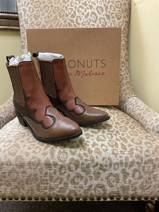 Coconut 6 Brown Boots western new in box