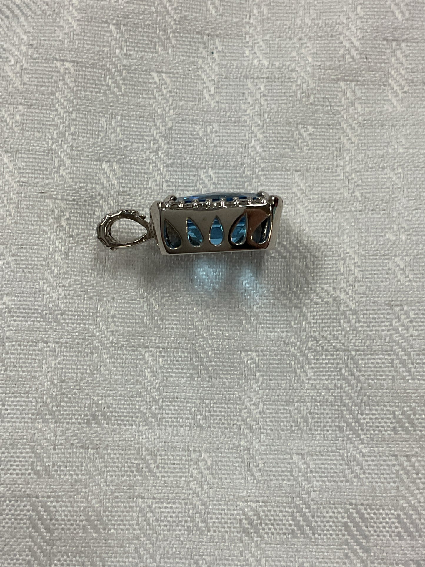 14K Pendant blue topaz diamond