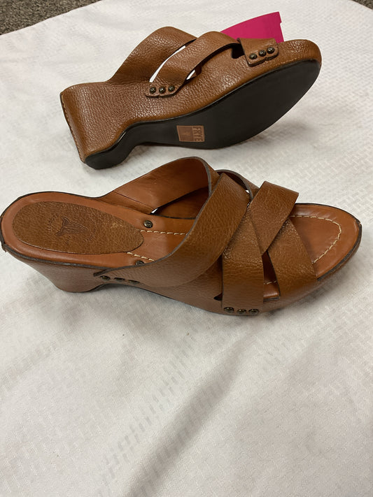 Frye 7.5 Tan Sandals