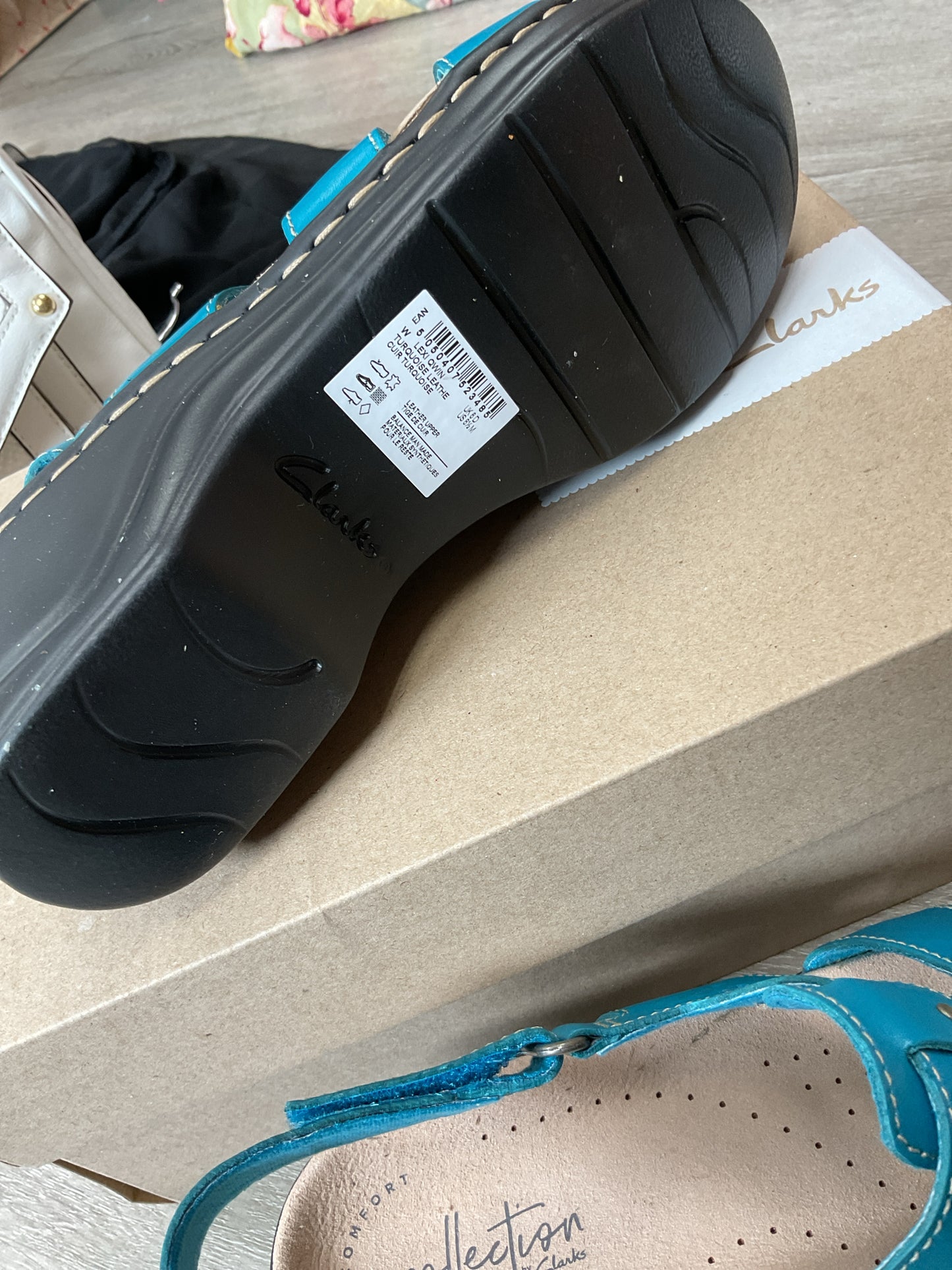 Clarks 8.5 Aqua Sandals leather New in box comfort