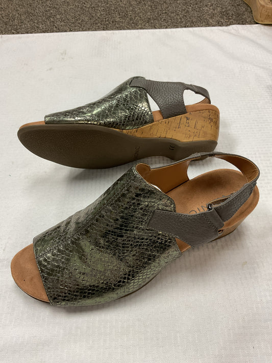 VIONIC 10 Gold shoes