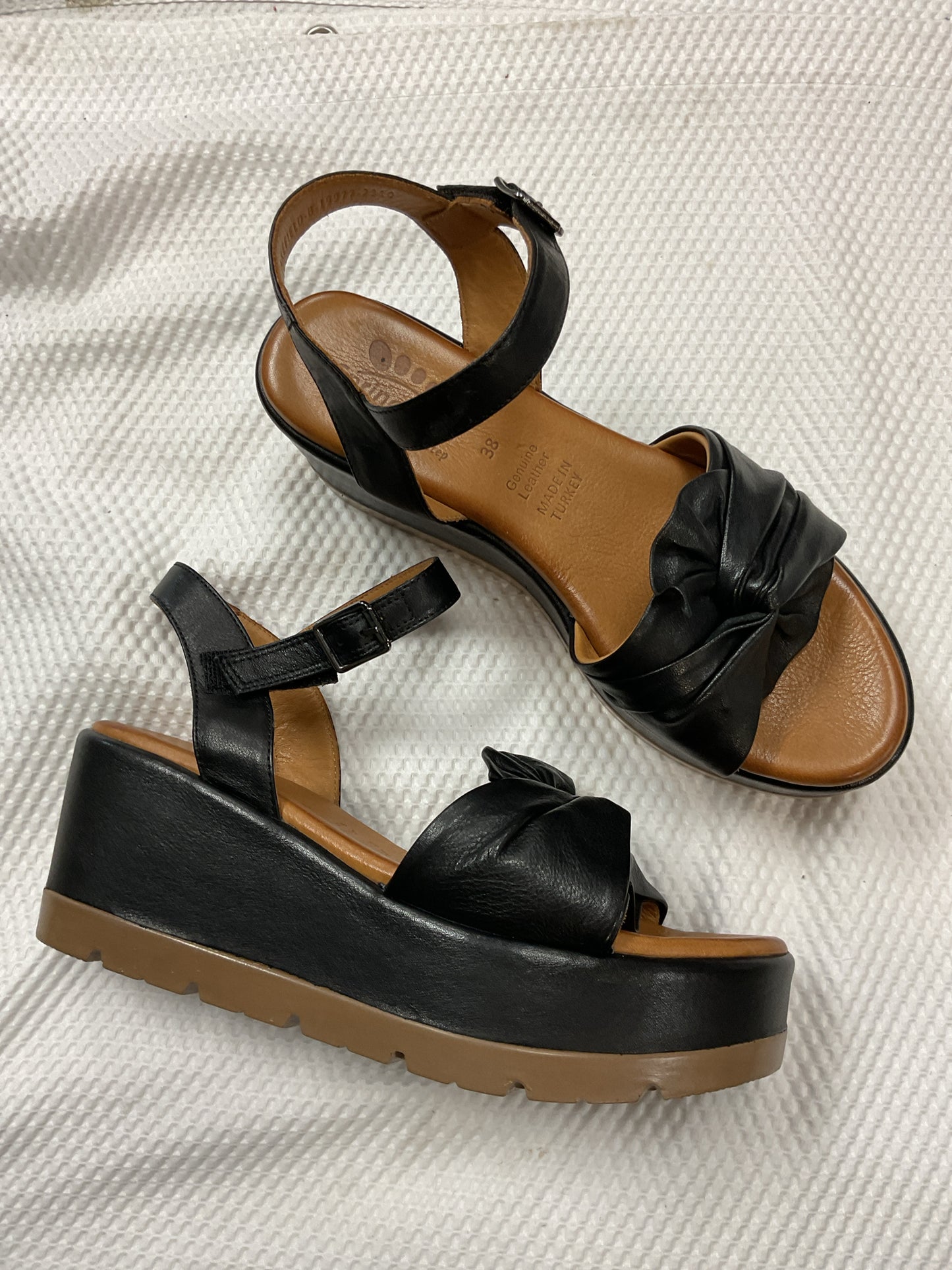 Spring Step 7.5 Black leather Sandals platform New NWOB ankle strap twist design