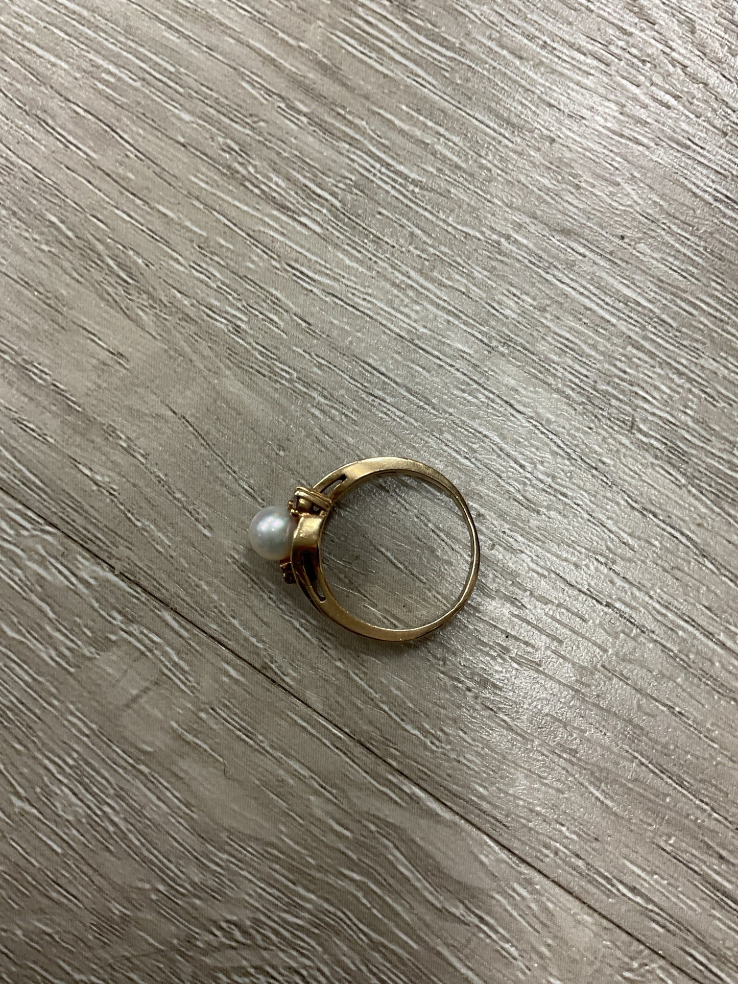 10K Ring size 5.75 pearl and diamond accent yellow gold ring 2.4g