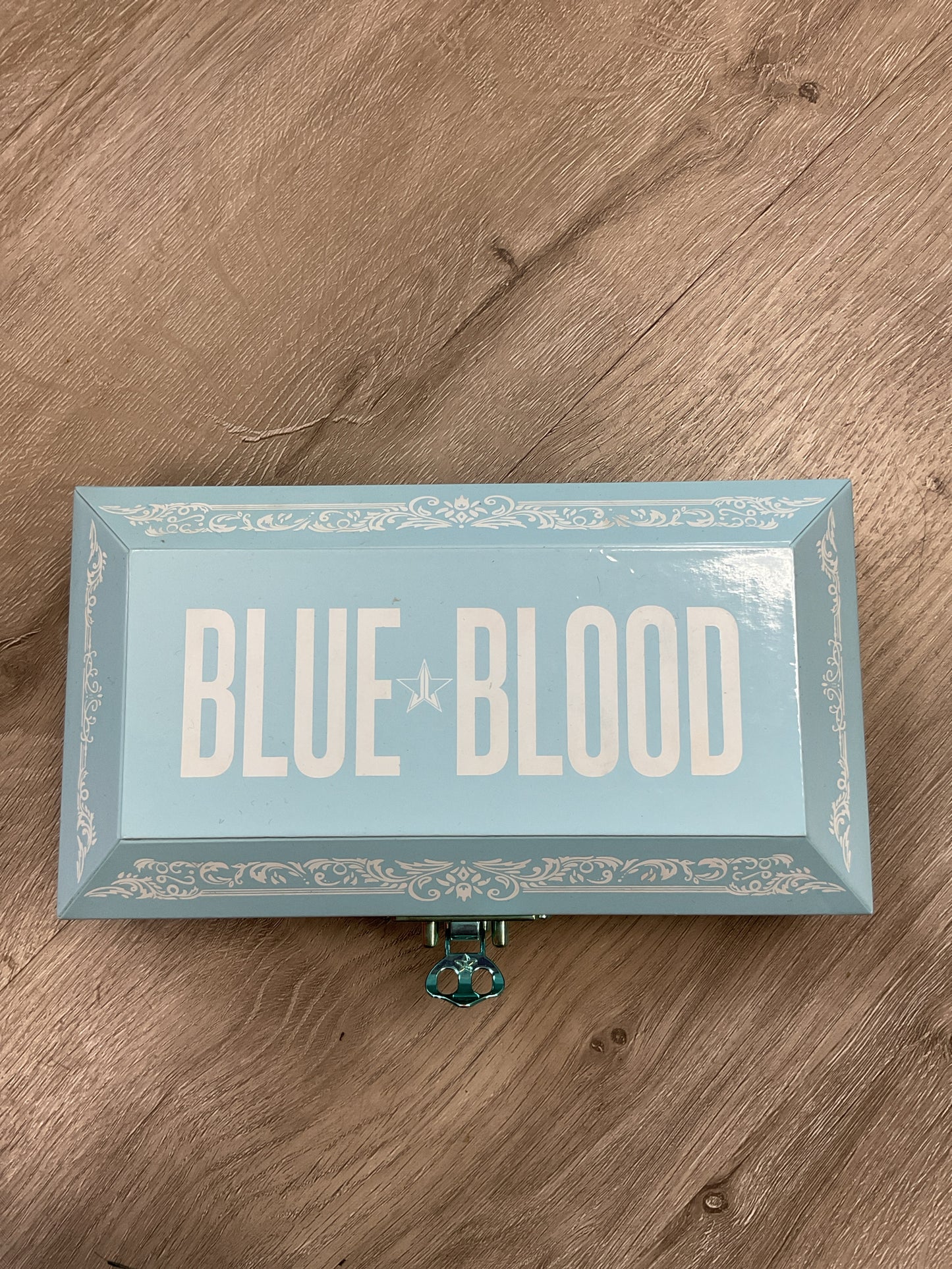 Eyeshadow Jeffree Star Blue Blood sampled a couple times