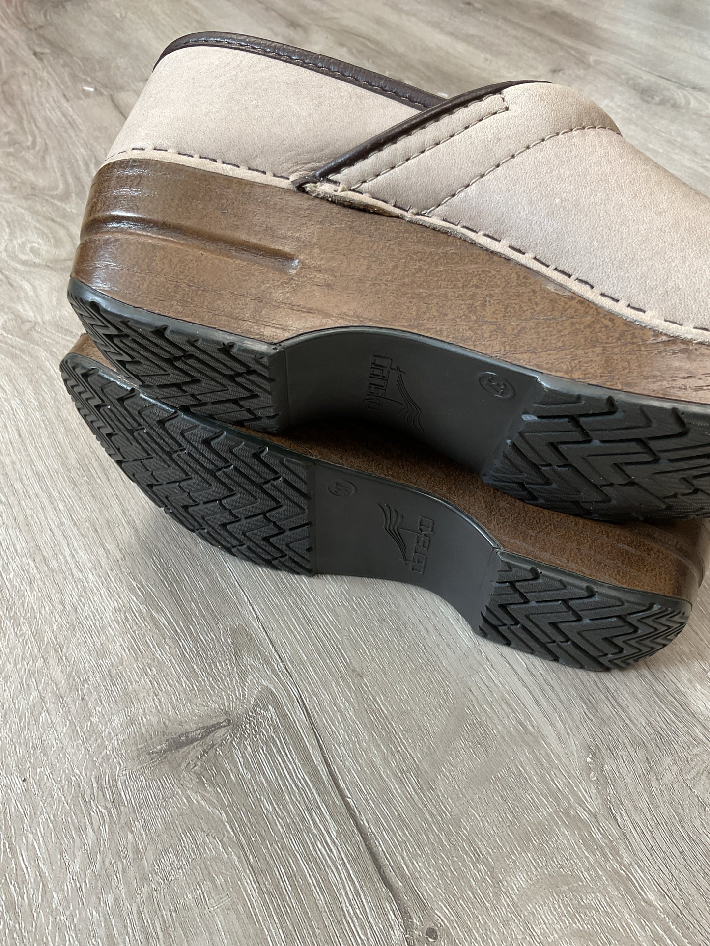 Dansko 6.5 Gray shoes worn once leather clogs