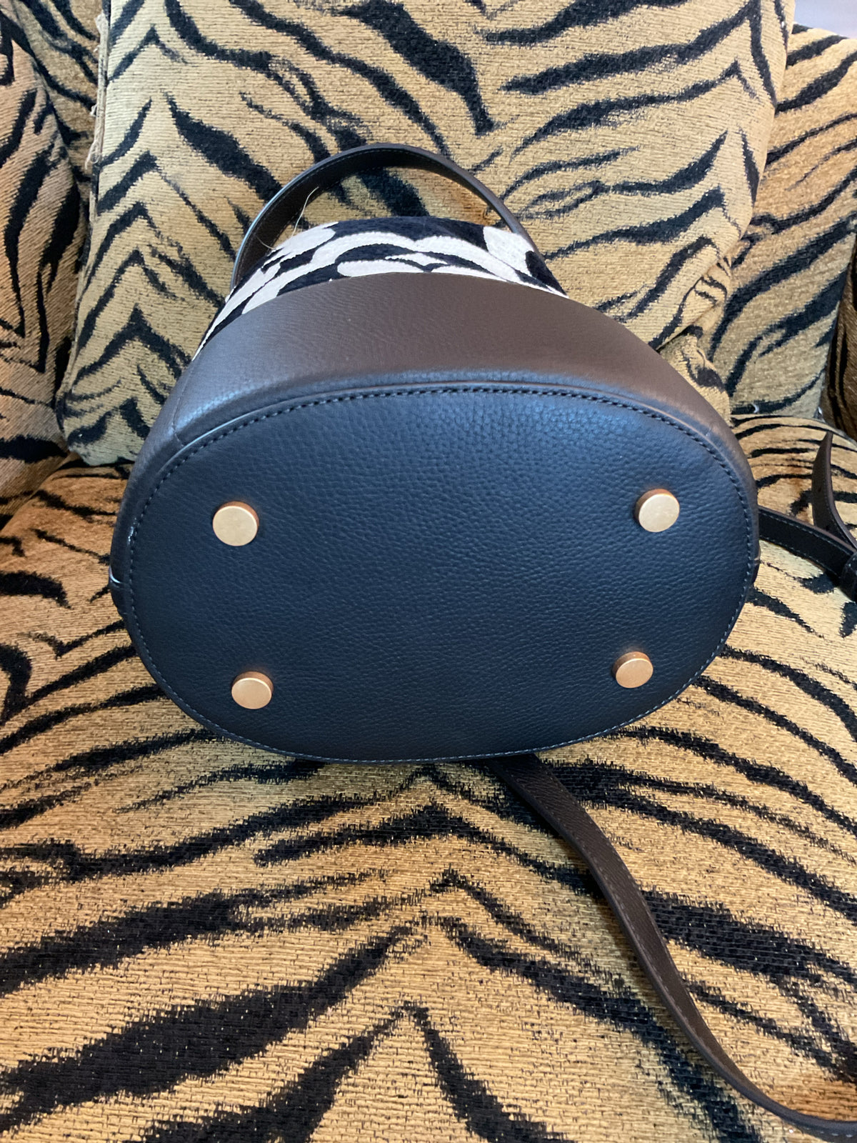 Kate Spade Purse Gramercy Spade Flower Medium bucket black and white